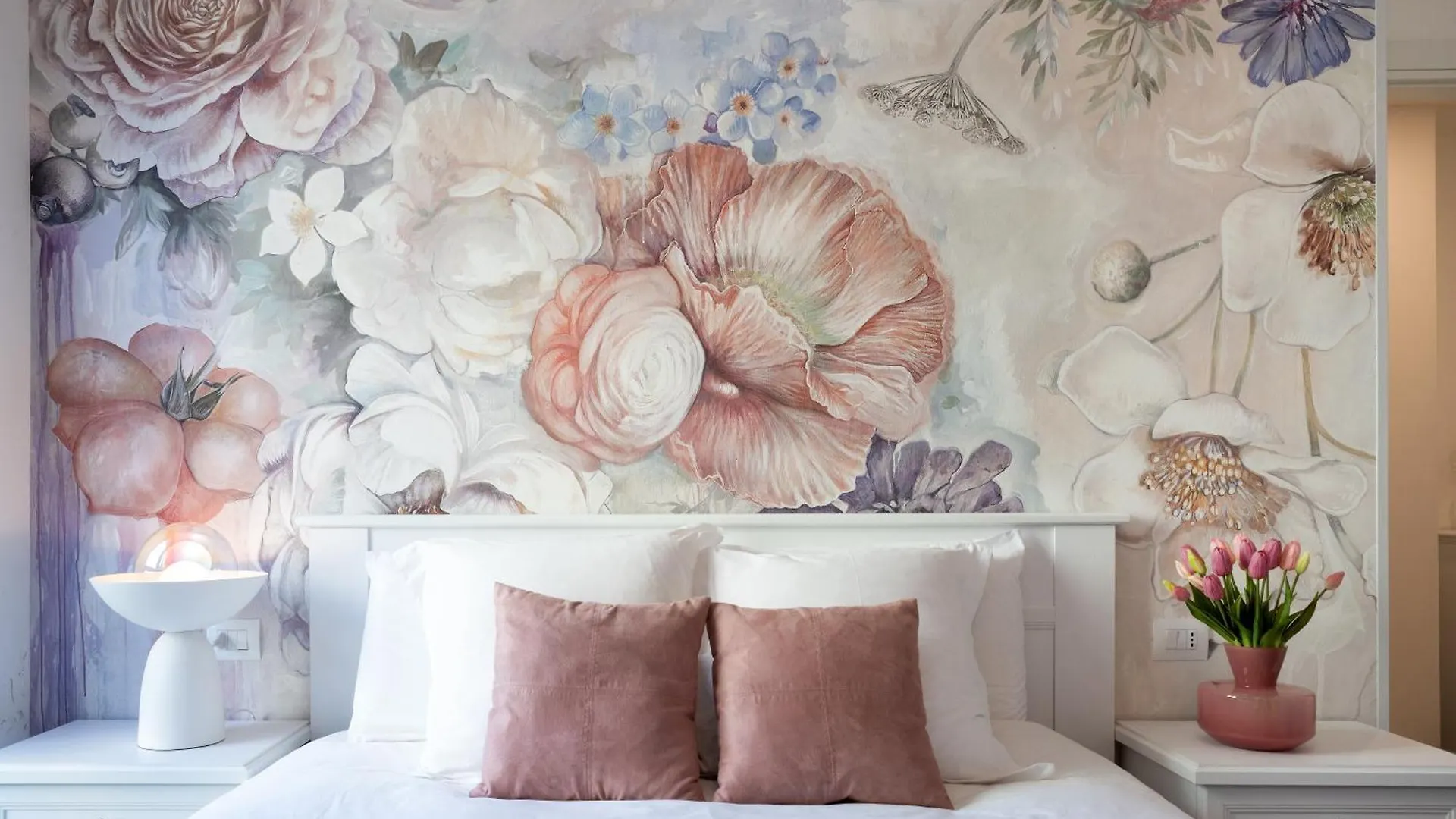 Lora Rose Suite ,Free Parking, Self Check In,2 Como 0*,  Italy