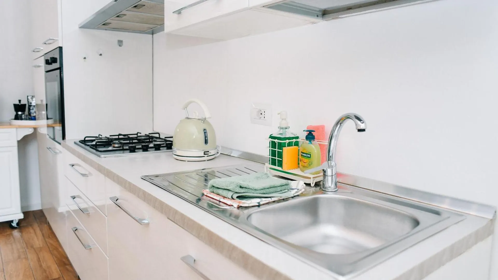 Lora Rose Suite ,Free Parking, Self Check In,2 Como Apartment
