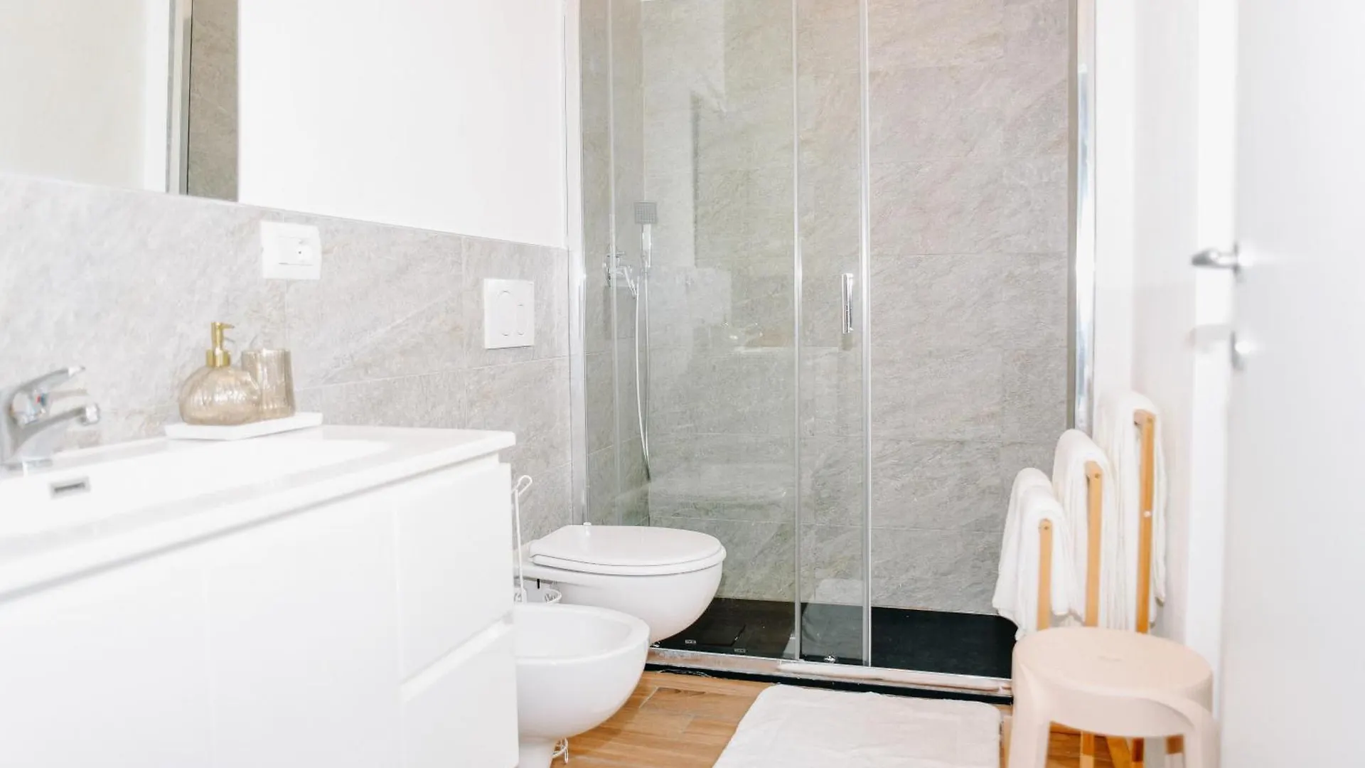 Daire Lora Rose Suite ,Free Parking, Self Check In,2 Como