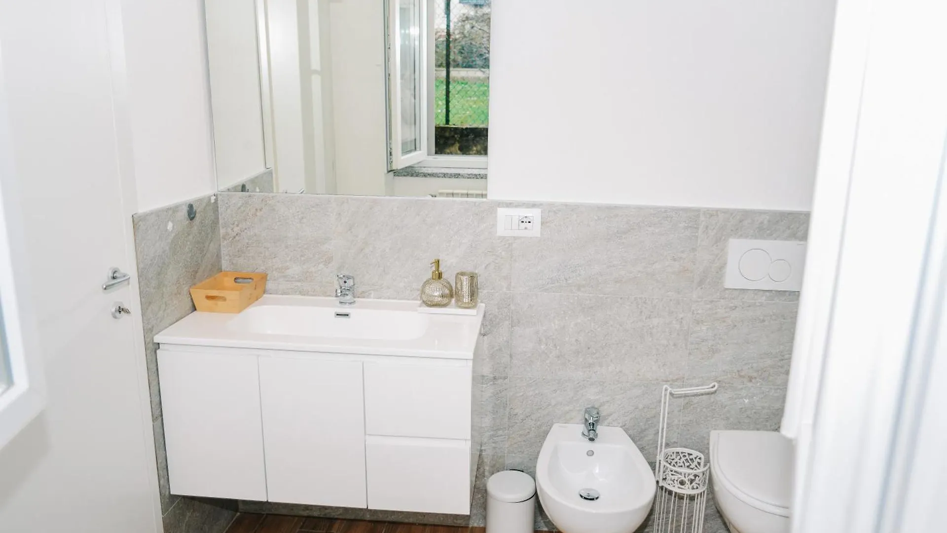 Lora Rose Suite ,Free Parking, Self Check In,2 Como Daire